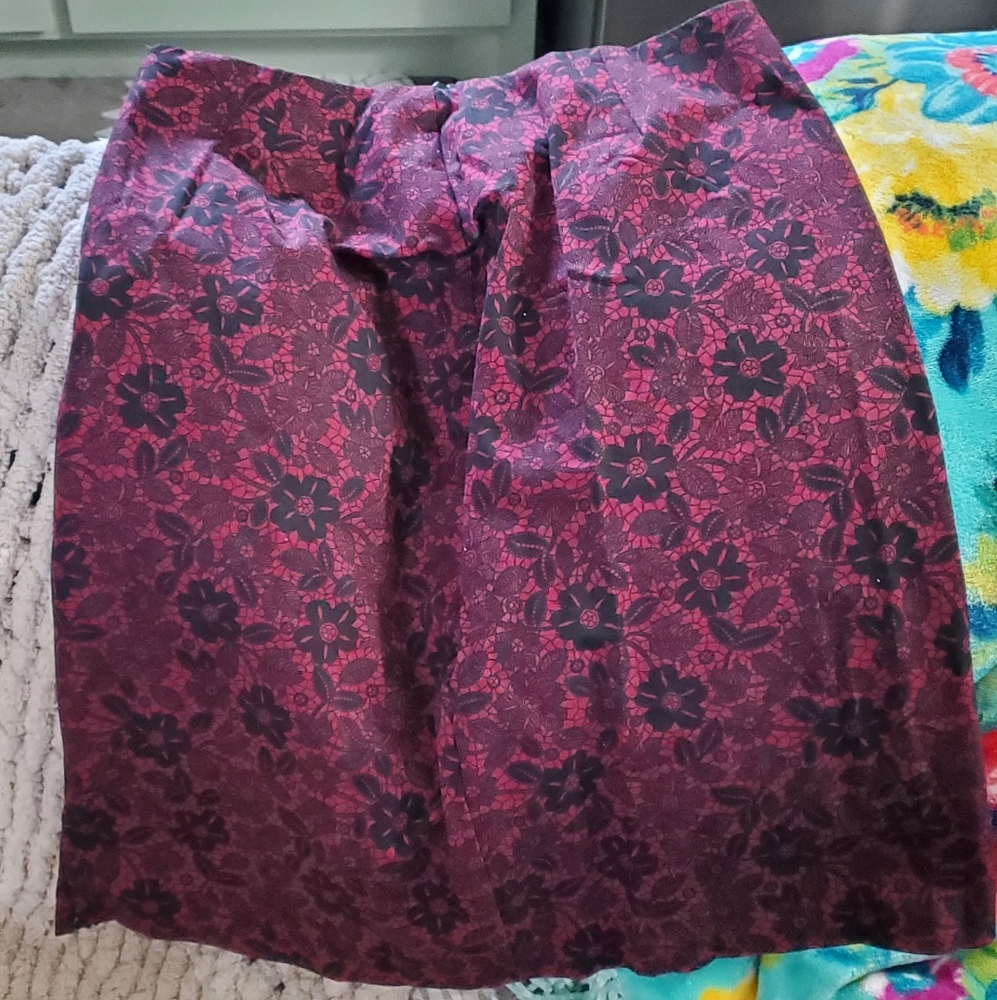 Briggs New York Black and Red Floral Pencil Skirt